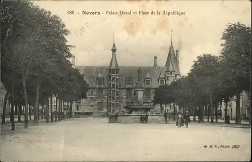 ww79375 Nevers Nievre Nevers Palais Ducal Place Republique x Kategorie. Nevers Alte Ansichtskarten