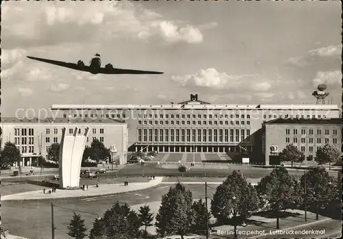 Tempelhof Berlin Flughafen Luftbrueckendenkmal Flugzeug Kat. Berlin