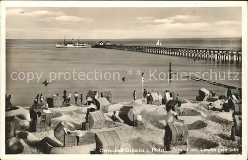 Groemitz Ostseebad Strand mit Landungsbruecke /  /