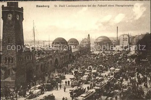 St Pauli Landungsbruecken bei der Ankunft eines Hapagdampfers Kat. Hamburg