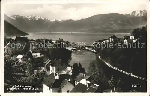 Gmunden Salzkammergut Ortsansicht mit Traunausfluss Traunsee Alpenpanorama Kat. Gmunden