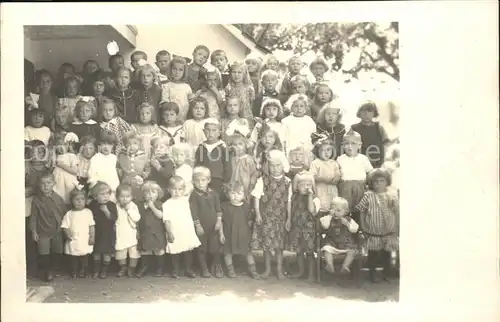 Schule Gruppenfoto Kindergarten Schueler / Kinder /
