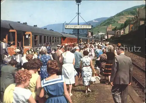 Assmannshausen Bahnsteig Zug Sonntagsausfluegler / Ruedesheim am Rhein /