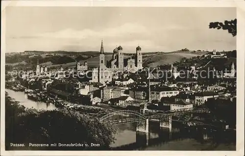 Passau Panorama mit Donaubruecke und Dom Kat. Passau