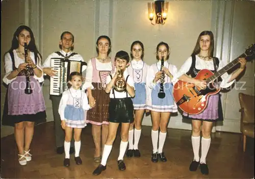 Schwalbach Taunus Familie Moench singende musizierende Kat. Schwalbach am Taunus