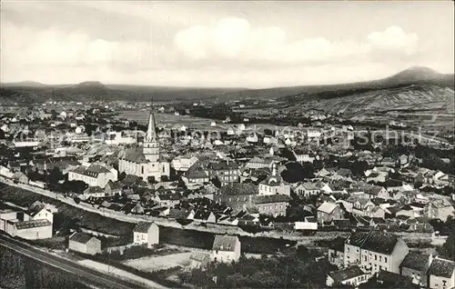 Ahrweiler Ahr Gesamtansicht mit Blick auf Landskrone / Bad Neuenahr-Ahrweiler /Ahrweiler LKR