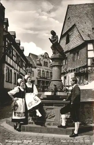 Winningen Mosel Brunnen Frauen und Mann in Tracht Kat. Winningen