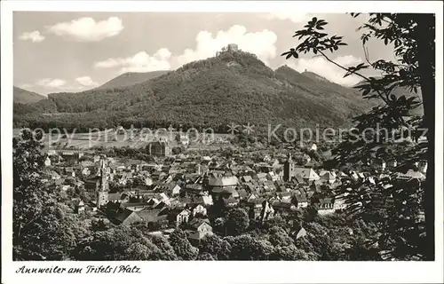 Annweiler Trifels Gesamtansicht mit Burgdreifaltigkeit / Annweiler am Trifels /Suedliche Weinstrasse LKR