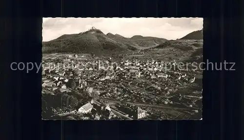 Annweiler Trifels Panorama mit Burgdreifaltigkeit / Annweiler am Trifels /Suedliche Weinstrasse LKR