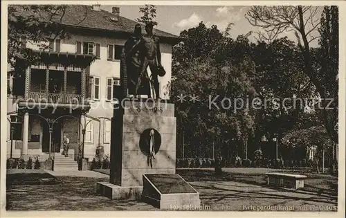 Ruesselsheim Main Kriegerdenkmal mit Rathaus Kat. Ruesselsheim