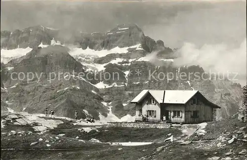 Leglerhuette mit Glaernischkette Schutzhuette Glarner Alpen Kat. Toedi