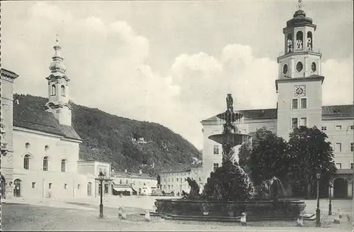 Salzburg Residenzplatz Glockenspiel Hofbrunnen