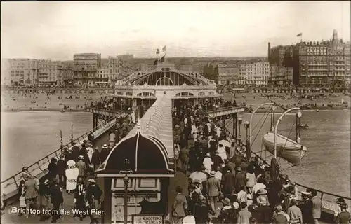 Brighton East Sussex West Pier Boote Menschen Seebruecke / Brighton East Sussex /