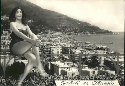 Alassio Frau auf Balkon /  /Ligurien
