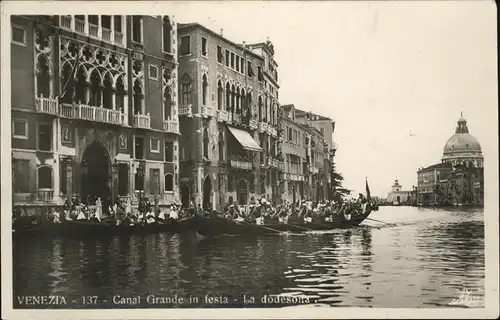 Venezia Venedig Canal Grande in festa Boot /  /