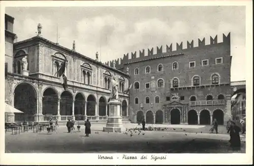 Verona Italia Verona Piazza Signori Statue * /  /