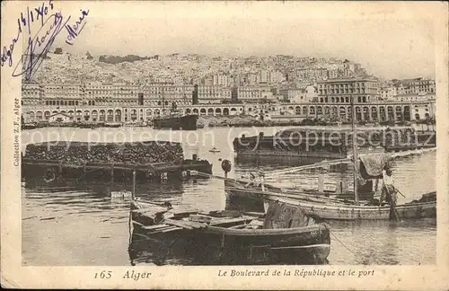 Alger Algerien Boulevard de la Republique et le port bateau / Algier Algerien /