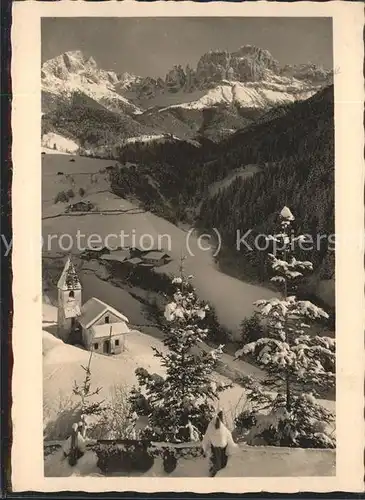 Catinaccio Panorama mit Kirche und Bergen im Schnee Kat. Italien