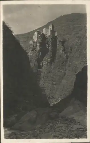 Karneid Suedtirol Blick zum Schloss Eingang ins Eggental