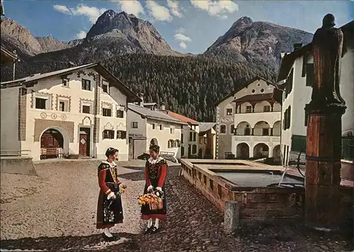 Bad Scuol Dorfplatz mit Museum Dorfbrunnen Kat. Scuol