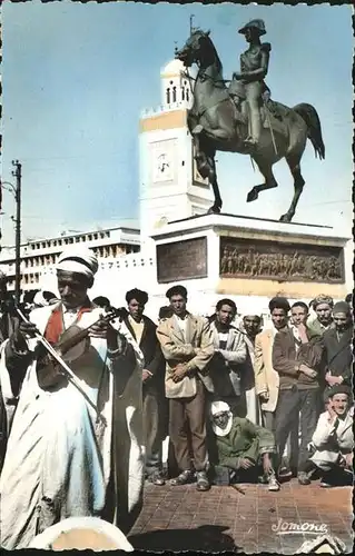 Alger Algerien Place du Gouvernement un jour de fete Monument Reiterdenkmal / Algier Algerien /