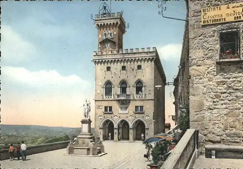 San Marino Palais du Gouvernement et statue de la Liberte Kat. San Marino