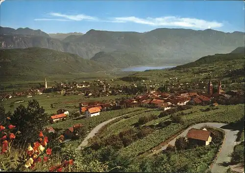 Kaltern Caldaro Mendelstrasse mit St. Niklaus Alpenpanorama