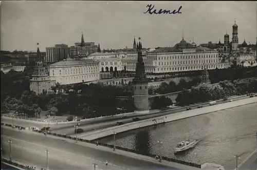 Moskau Kreml Schiff Bruecke / Russische Foederation /