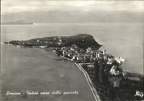 Sirmione Veduta aerea della penisola / Italien /Italien