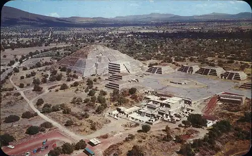 Teotihuacan Plaza y Piramide del la Luna Pyramide vista aerea Ruine praehistorische Stadt Kat. Mexiko