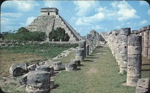 Chichen Itza El Templo de las Mil Columnas y el Castillo Ruinenstaette Maya Kat. 