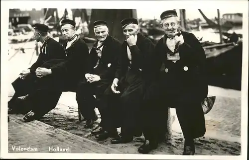 Volendam Maenner in Tracht am Hafen Kat. Niederlande