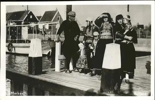 Marken Niederlande Frauen u.Kinder in Tracht am Hafen Kat. Niederlande