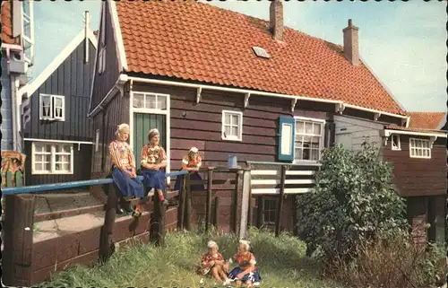 Marken Niederlande spielende Kinder am Haus Kat. Niederlande