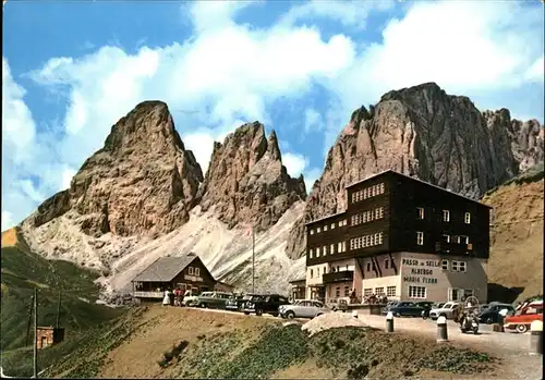 Canazei Suedtirol Rifugio Maria Flora al Passo di Sella con il Sassolungo Dolomiti Sellajoch Dolomiten Kat. 