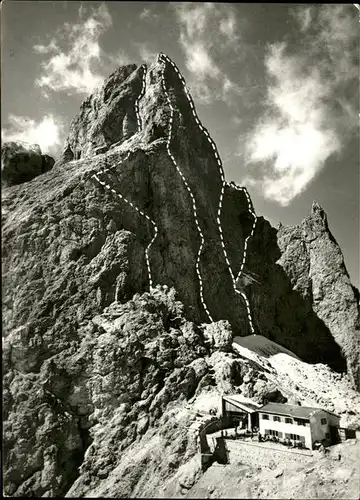 Canazei Suedtirol Rifugio Toni Demetz Forcella Sassolungo con Cinque Dita Dolomiti Berghuette Langkofelscharte mit Fuenffingerspitze Dolomiten Bergsteigerroute Kat. 