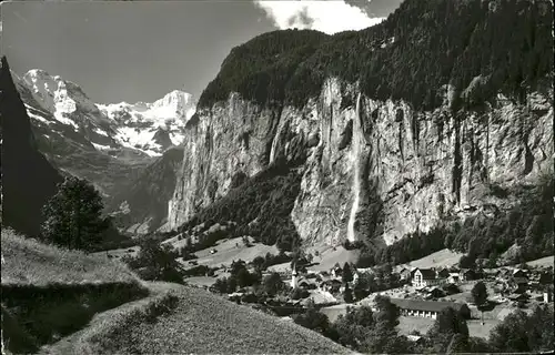 Lauterbrunnen BE mit Staubbach Wasserfall Grosshorn Breithorn Berner Alpen Kat. Lauterbrunnen