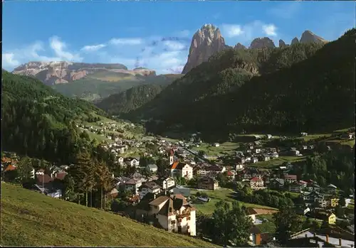 St Ulrich Groeden Tirol Hauptort des Groednertals mit Sellastock und Langkofelgruppe  Kat. Salten Schlern