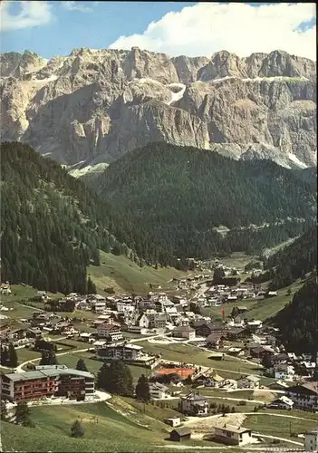 Wolkenstein Groeden gegen den Sellastock Panorama Kat. Groeden Tirol