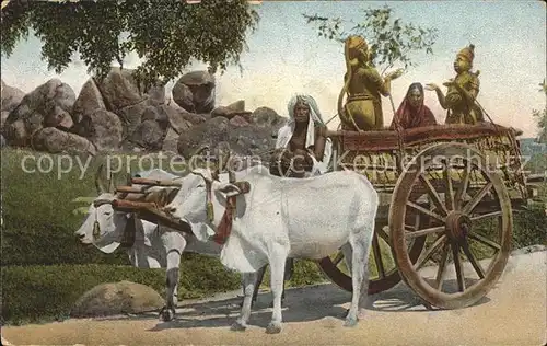 Indien Reiche Inderin im Ochsenkarren mit Goetzenfiguren Kat. Indien