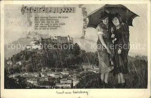 Salzburg Oesterreich mit Festung Hohensalzburg Damen unterm Regenschirm / Salzburg /Salzburg und Umgebung