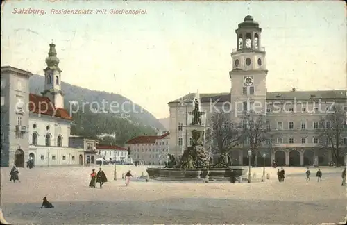 Salzburg Oesterreich Residenzplatz mit Glockenspiel und Brunnen / Salzburg /Salzburg und Umgebung