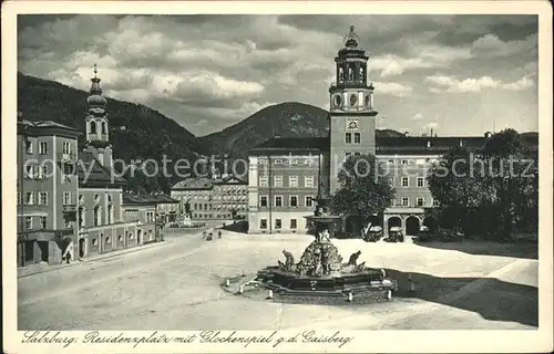 Salzburg Oesterreich Residenzplatz mit Glockenspiel Gaisberg / Salzburg /Salzburg und Umgebung