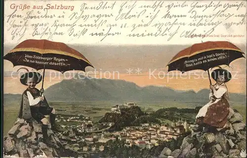 Salzburg Oesterreich Stadtblick mit Festung Hohensalzburg Kinder mit Regenschirmen Kat. Salzburg