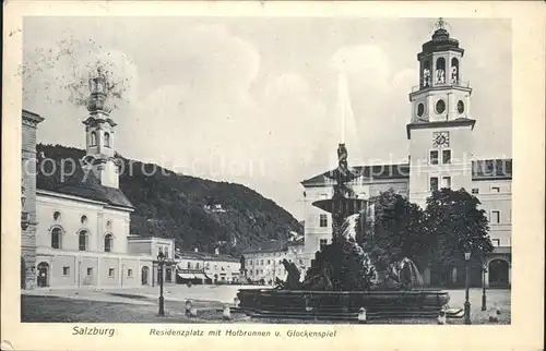 Salzburg Oesterreich Residenzplatz mit Hofbrunnen Glockenspiel / Salzburg /Salzburg und Umgebung