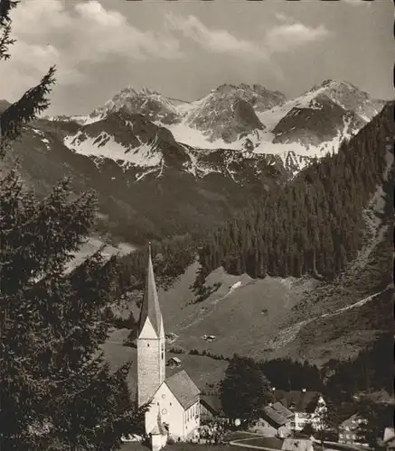 Mittelberg Kleinwalsertal Ortsansicht mit Kirche Schafalpen Alpenpanorama Kat. Oesterreich