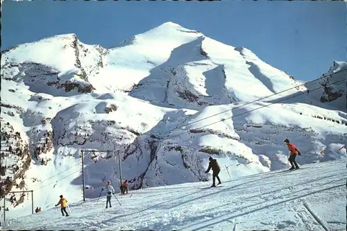 Kandersteg BE Skilift Sunnbuehl Skifahrer mit Tatlishorn Altels Kat. Kandersteg