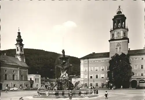 Salzburg Oesterreich Residenzbrunnen Glockenspiel St. Michaelskirchlein Kat. Salzburg