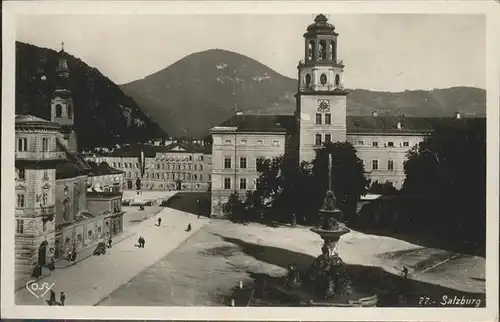 Salzburg Oesterreich Residenzplatz Glockenspiel / Salzburg /Salzburg und Umgebung