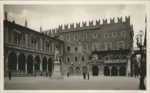 Verona Italia Piazza Dante /  /